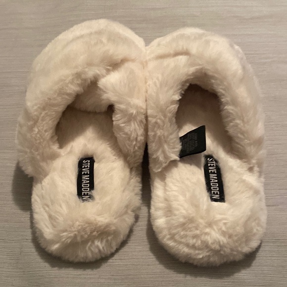 Steve Madden Women’s Faux Fur Slides, Very Comfortable Size Small (6) Never Worn - Picture 2 of 4